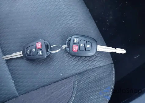 2017 Toyota Corolla Le z USA, uszkodzony, nr VIN 2T1BURHE8HC828185